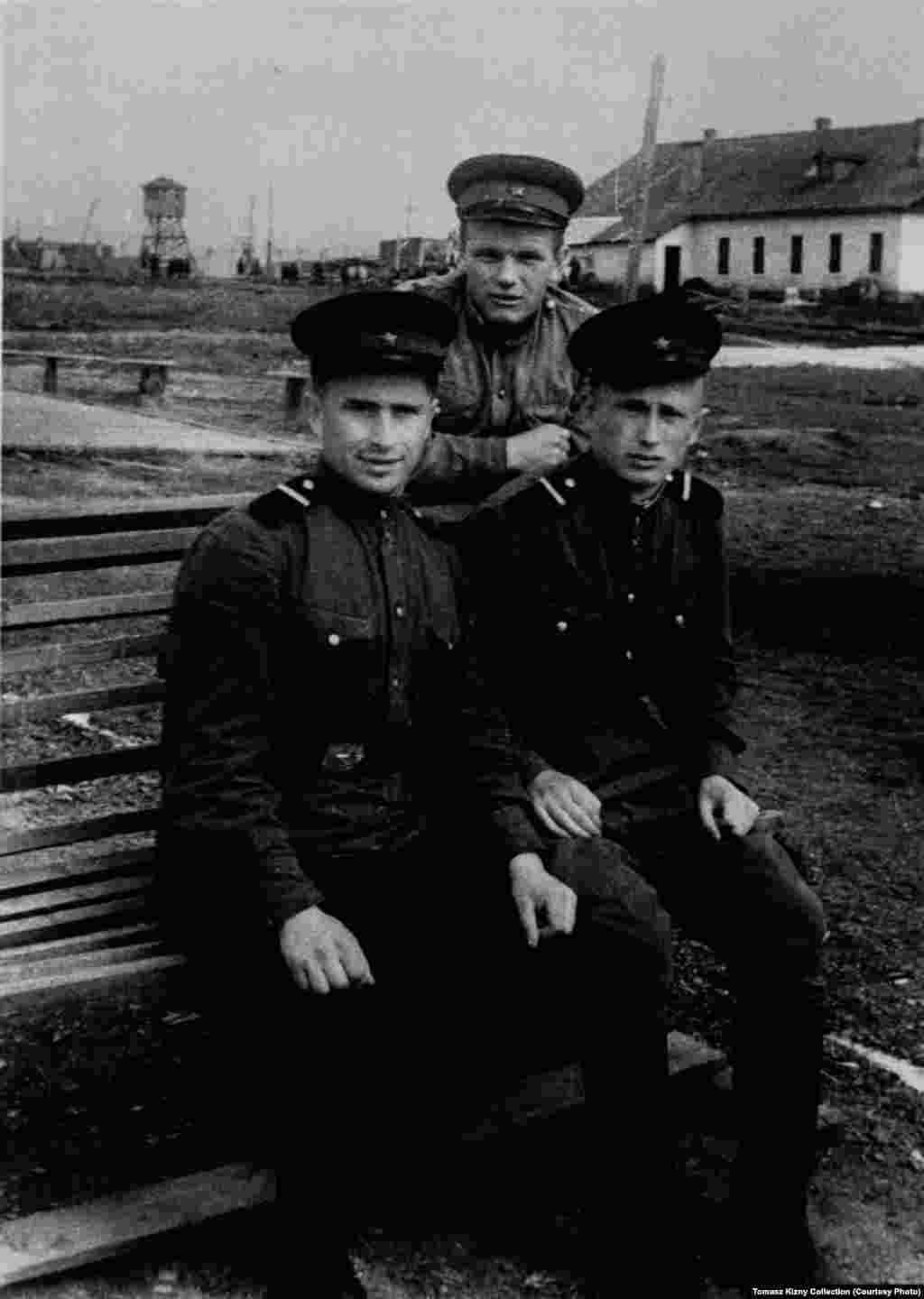 Кайчан төшерелүе билгесез бу фотода Воркутадагы лагерь сакчылары сурәтләнә. Лагерь сакчылары итеп гадәттә хәрби хезмәтне тәмамлаучы кешеләрне өч еллык килешү нигезендә эшкә алалар. Аларга тиешле эш урыныннан читтә булган яки лагерь коймаларына артык якын килгән тоткыннарны атып үтерү рөхсәт ителә.