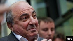 Британи - Оьрсийчуьра ведда волу олигарх Березовский Борис вистхуьлуш ву, Лондонерчу кхелан хlусамера араваьллачул тlаьхьа, 31Мар2012.