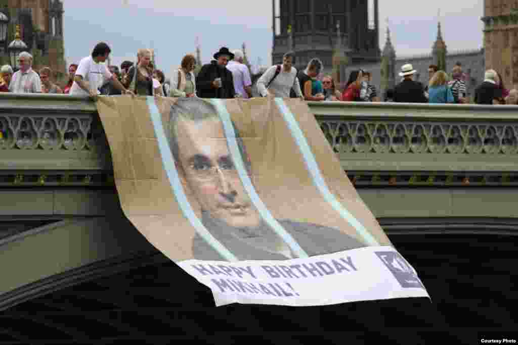 Aktivisti u Londonu poslali su rođendansku čestitku Khodorkovskom, 26. juni 2012.