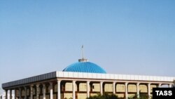 The Uzbek parliament building in Tashkent (file photo)