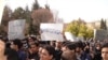 اعتراض‌های ۱۵ روزه دانشجويان شيرازی، نام اين دانشگاه و دانشجويان آن را در صدر اخبار خبرگزاری‌ها قرار داد.«عکس: Rferl)