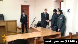 Զավեն Միրիջանյանը (կենտրոնում) դատարանի դահլիճում: