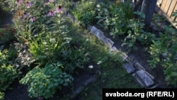 Мясцовыя жыхары выкарыстоўваюць старую кафлю на сваіх гародах