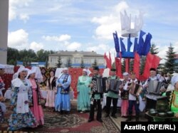 Кунакларны татар ишегалды каршылый