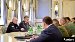 Украинскиот претседател Петро Порошенко на состанок со безбедносните преставници на Украина