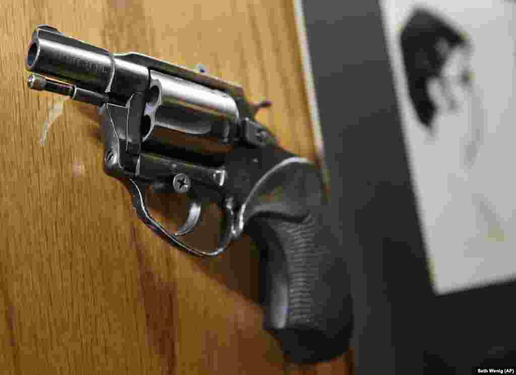 Arma folosită de Mark David Chapman pentru a-l ucide pe John Lennon. Pistolul, un Charter Arms de calibru 38, află expus într-un mic muzeu al Diviziei de Investigații Criminalistice a Departamentului de Poliție din New York, New York, marți, dec. 8, 2015.
