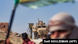 Protest al kurzilor din nordul Siriei la o bază militară controlată de Statele Unite, 6 octombrie 2019