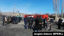 Кыргыз-тажик чек арасындагы айылдарда жашагандар. Сүрөттүн окуяга тиешеси жок.