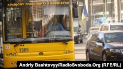 Более активное пользование общественным транспортом может помочь в решении проблемы пробок.