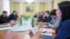 Петро Порошенко (в центрі зліва) на зустрічі з представниками громадських організацій щодо змін до закону про е-декларування, Київ, 27 березня 2017 року