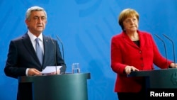 Germany -- Armenian President Serzh Sarkisian and German Chancellor Angela Merkel address a news conference after talks at the Chancellery in Berlin, April 6, 2016