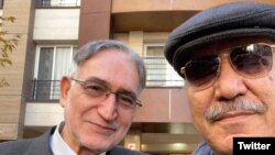 محمد نوریزاد در کنار وکیلش محمدحسین آقاسی پیش از بازگشت دوباره به زندان