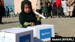 Afganisztán - UNICEF-segélyosztás Hosztban a nyomorgó és árva gyerekeknek.