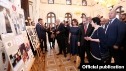 Թբիլիսիում Հայաստանի Առաջին Հանրապետության 100-ամյակին նվիրված հուշատախտակի բացումը, որին ներկա են Հայաստանի վարչապետ Նիկոլ Փաշինյանն ու նրա կինը՝ Աննա Հակոբյանը, 30-ը մայիսի, 2018թ.