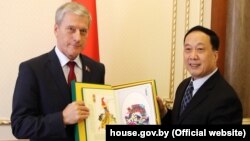 Намесьнік старшыні Палаты прадстаўнікоў Баляслаў Пірштук і кіраўнік кітайскай дэлегацыі Жэнь Сянлян падчас сустрэчы ў Менску. 18 кастрычніка 2018 году