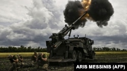 Ukrainian soldiers fire a French Caesar howitzer toward Russian positions on the front line in eastern Ukraine. (file photo)