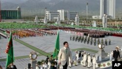 Türkmenistanyň prezidenti Gurbanguly Berdimuhamedow “Oguzhan” köşkler toplumynyň açylyş dabarasynda, 18-nji maý.