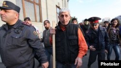 Шант Арутюнян на площади Свободы, за несколько минут до столкновений демонстрантов с полицией, Ереван 5 ноября 2013 г.