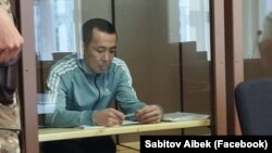 Азаматтық белсенді, "Алға, Қазақстан!" саяси партиясын құрушы бастамашыл топтың мүшесі Асанәлі Сүйеубаев сот залында.