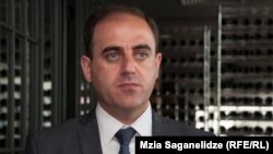 На претензии оппонентов Давид Нармания ответил, что уходить никуда не собирается