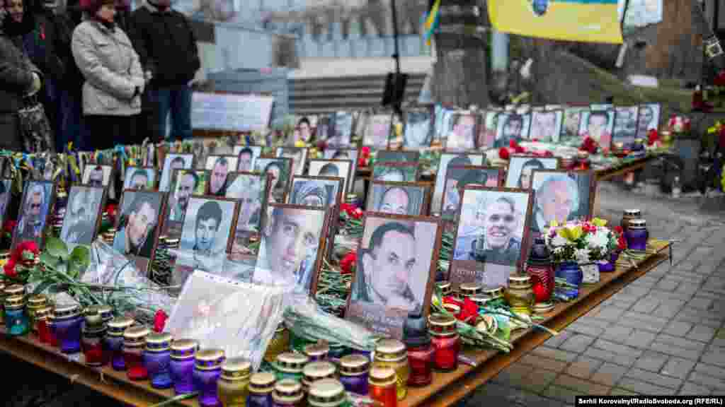 Портрети Героїв Небесної сотні на Інститутській