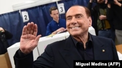 Silvio Berlusconi waves to supporters in Milan in March 2018.