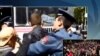 Сотрудники полиции задерживают демонстрантов на площади Франции в Ереване, 18 апреля 2018 г.