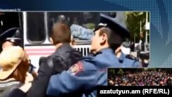 Сотрудники полиции задерживают демонстрантов на площади Франции в Ереване, 18 апреля 2018 г.