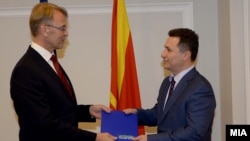 Arkiv - Ambasadori i BE-së, Aivo Orav dorëzon Raportin e Progresit 2015 te kryeministri maqedonas,Nikola Gruevski