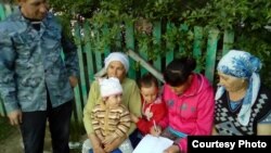 Теләче районы Алан халкы урта мәктәпне тугыз еллыкка калдыруга каршылык белдереп имза җыя