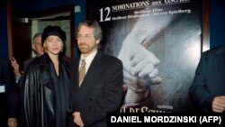 U.S. filmmaker Steven Spielberg and his wife, Kate Capshaw, at a Schindler's List premiere in Paris in 1994.