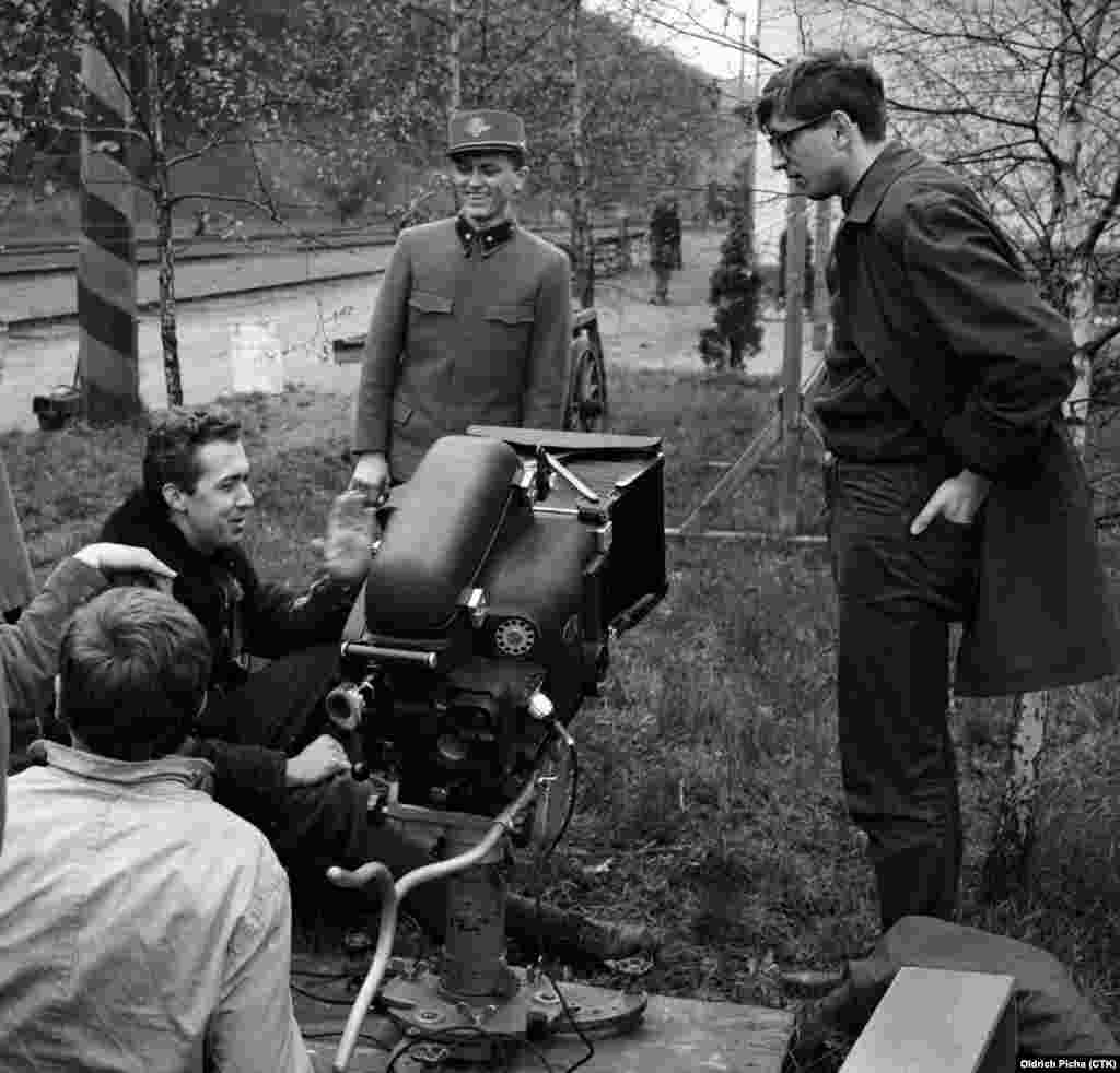 Съемки фильма "Поезда особого назачения", 1966 год. Режиссер Иржи Менцель (справа), певец Вацлав Нечкар, сыгравший главную роль (в центре), оператор Яромир Софр (слева).