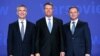 Președintele polonez Andrzej Duda dr.) și secretarul-general NATO, Jens Stoltenberg, salută sosirea președintelui român la summitul de la Varșovia la 8 iulie