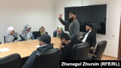 In a meeting with local officials, several Aqtobe residents demanded their children be allowed to wear the Islamic head scarf in school.