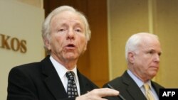 Senatorul Joseph Lieberman și colegul său republican John McCain