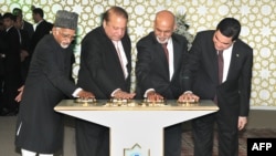 Hindistanyň wise-prezidenti Hamid Ansari (çepden saga), Pakistanyň premýer-ministri Nawaz Şarif, Owganystanyň prezidenti Aşraf Ghani we Türkmenistanyň prezidenti G.Berdimuhamedow TOPH proýektiniň düýbüni tutmak dabarasynda, Türkmenistan, 13-nji dekabr, 2015. 