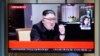 Түндүк Кореянын лидери Ким Чен Ын тууралуу берүүнү көрүп турган эл. Сеул, 2019. 