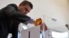 Државна изборна Комисија (ДИК) врши жрепка за утврдување на редоследот на кандидатите на гласачкото ливче за локалните избори 2013 година.