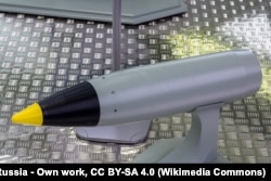 Un model al celei mai mici arme nucleare tactice de fabricație sovietică, un proiectil de artilerie de 152 de milimetri.