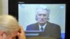 Žena, koja je preživjela genocid u Srebrenici plače dok gleda prenos prvog pojavljivanja Radovana Karadžića pred tribunalom u Hagu