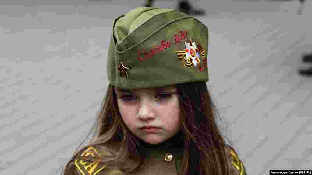 A young girl&#39;s cap reads &quot;Thank you, Grandfather&quot; at Victory Day celebrations in Sevastopol on May 9, 2018.