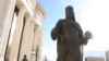 Споменикот на Цар Душан во центарот на Скопје.