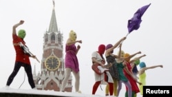 "Pussy Riot" төркеме чыгышы