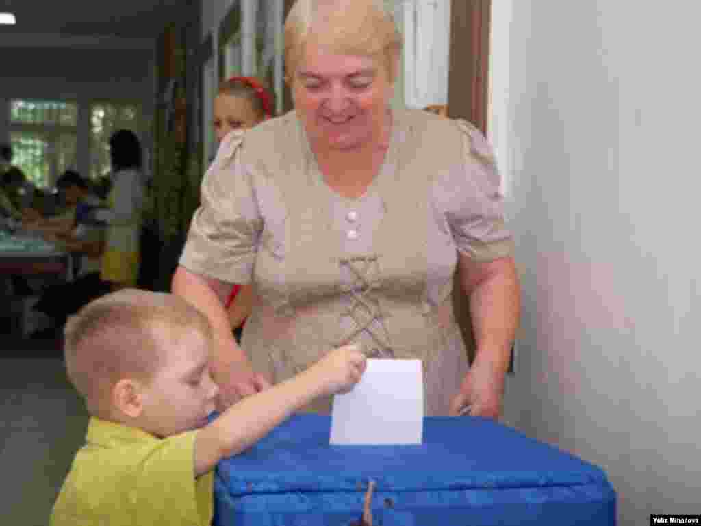 სოფელ იალოვენის ამომრჩევლებმა საქმეში ბავშვებიც ჩააბეს (1)