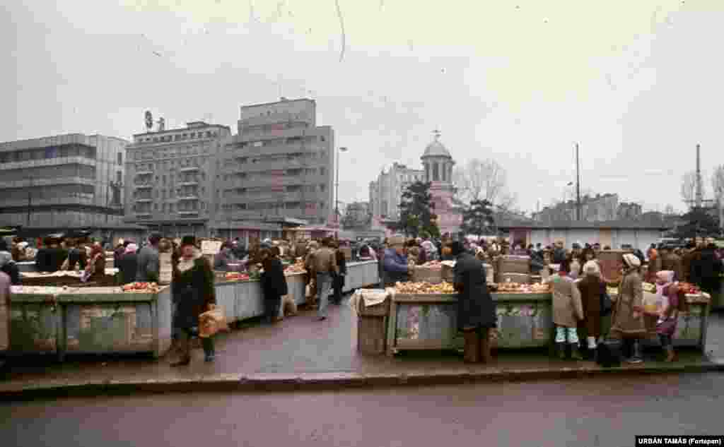 Овощной рынок в Бухаресте в середине 1980-х. В провинции нормы потребления были ограничены пятью яйцами, 500 граммами сахара и таким же количеством подсолнечного масла в месяц. Хлеба полагалось половина буханки в день, мяса – 6 кг в год на человека. 