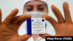 Medicinska sestra drži komplet dozu vakcine Sputnjik V koju je Srbija naručila od Rusije (4. decembar)