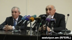 Տարածքային կառավարման և զարգացման նախարար Դավիթ Լոքյանը ներկայացնում է Շիրակի մարզպետ Հովսեփ Սիմոնյանին, Գյումրի, 4-ը մարտի, 2016թ.