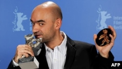 Florin Șerban primind Ursul de argint la Berlinala din 2010