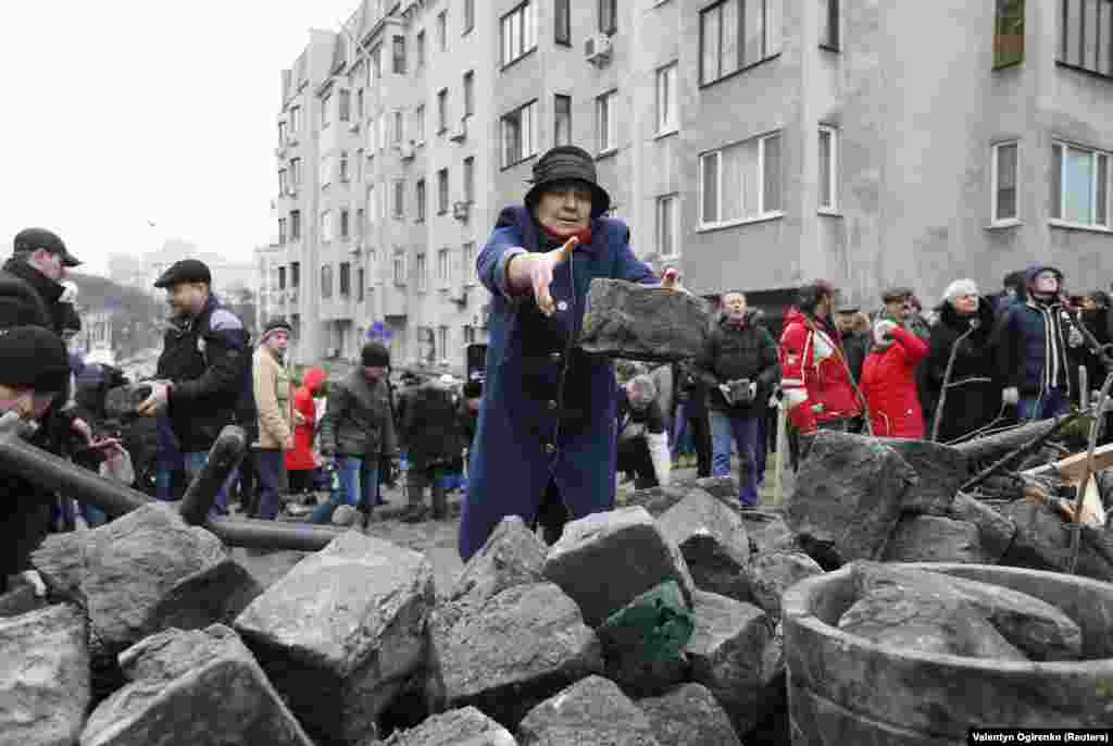 Saakashvili&#39;s supporters move paving stones during a standoff with police in Kyiv on December 5.