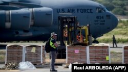 Alimente și medicamente americane trimise ca ajutoare, descărcate pe aeroportul Cucuta, în Colombia, 16 februarie 2019